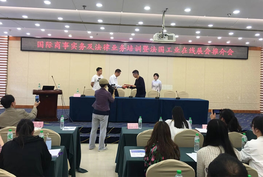 VirtualExpo集团大中华区营销中心总经理何伟光与中国贸促会黄石市支会签署战略合作协议